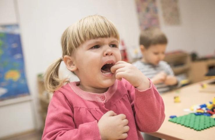 bambina disperata piange all'asilo 