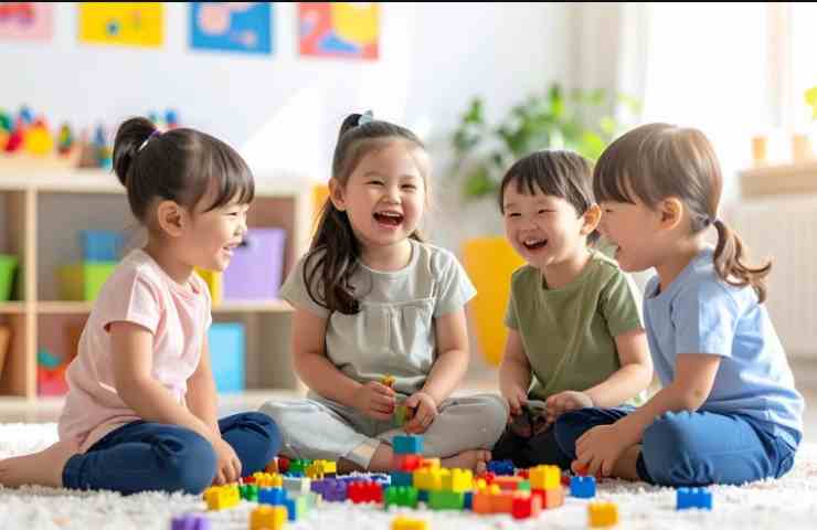 Bambini giocano con le costruzioni 