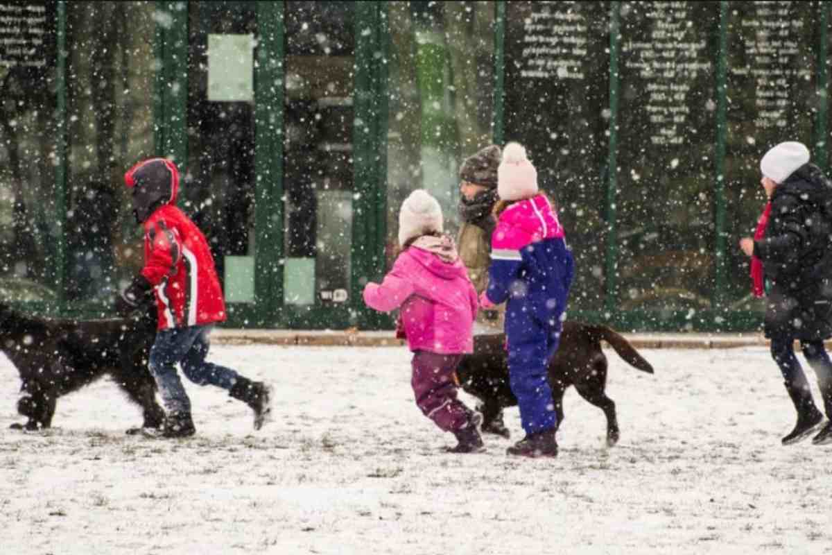 bambini corrono tra la neve