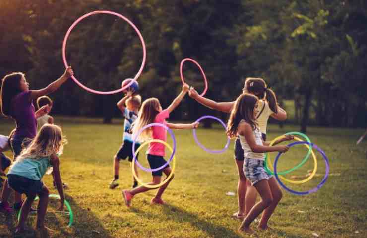Bambini giocano felici in giardino 