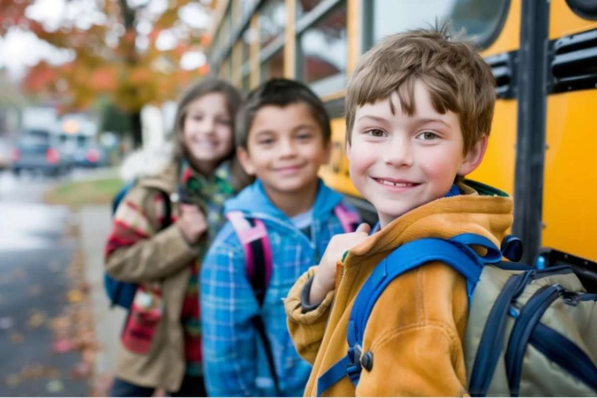 Bambini davanti al pulmino