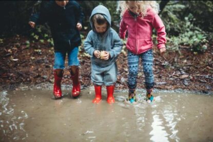 bambini giocano nelle pozzanghere dopo la pioggia