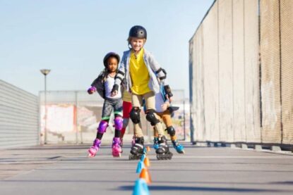 bambini imparano a pattinare