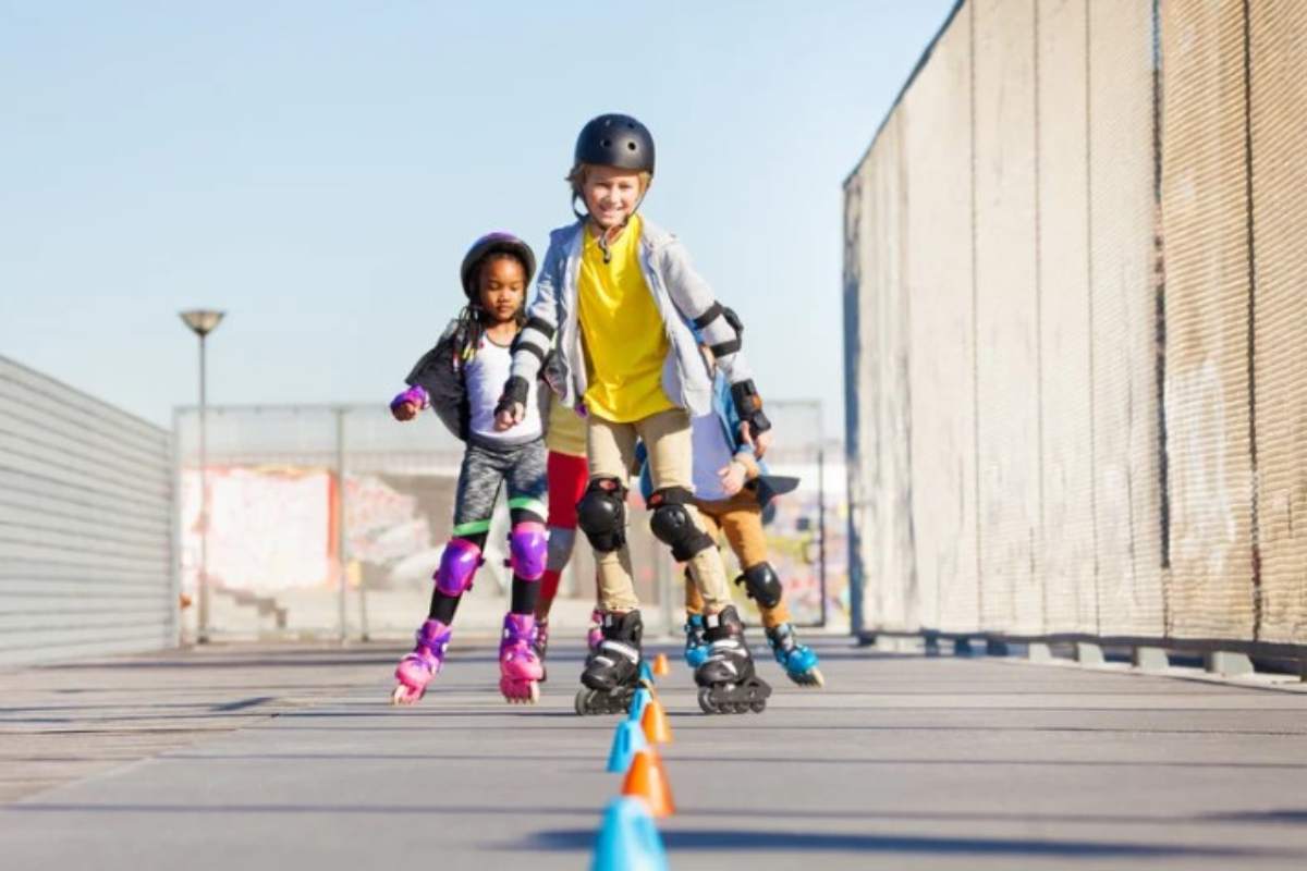 bambini imparano a pattinare