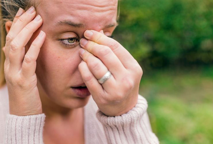 donna sofferente con sinusite