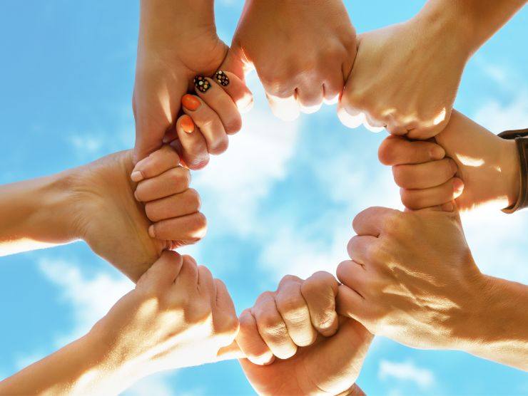 persone che si stringono la mano