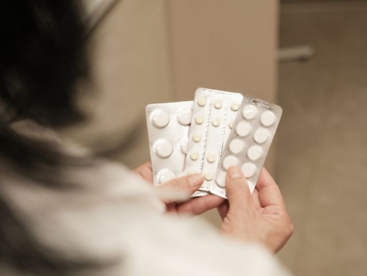 donna con pillole in mano