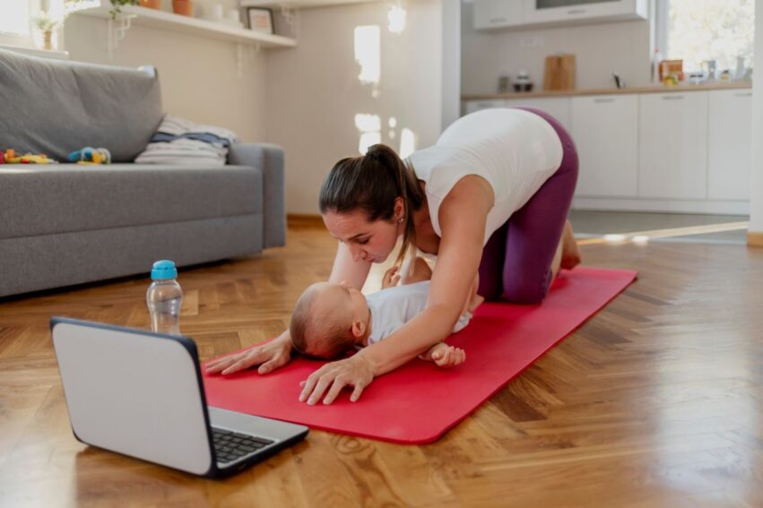 mamma che si allena con il proprio figlio neonato