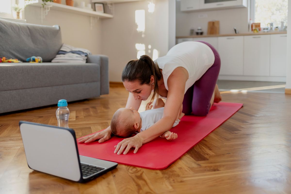 mamma che si allena con il proprio figlio neonato
