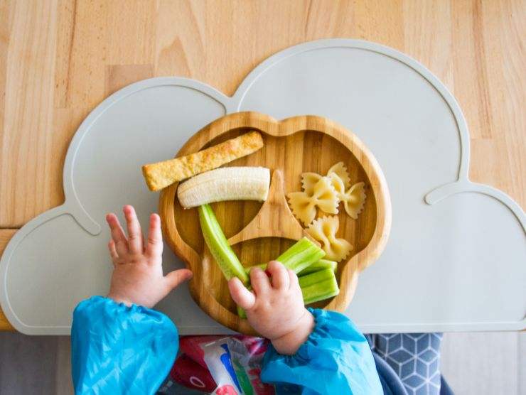 bambino che mangia frutta e verdura