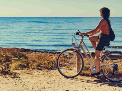 Donna che va in bicicletta