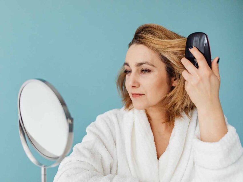 Donna che si guarda allo specchio
